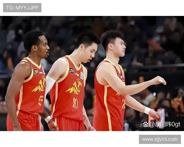 中国篮球红队迎战劲敌全力以赴争夺胜利展现团队精神与拼搏意志